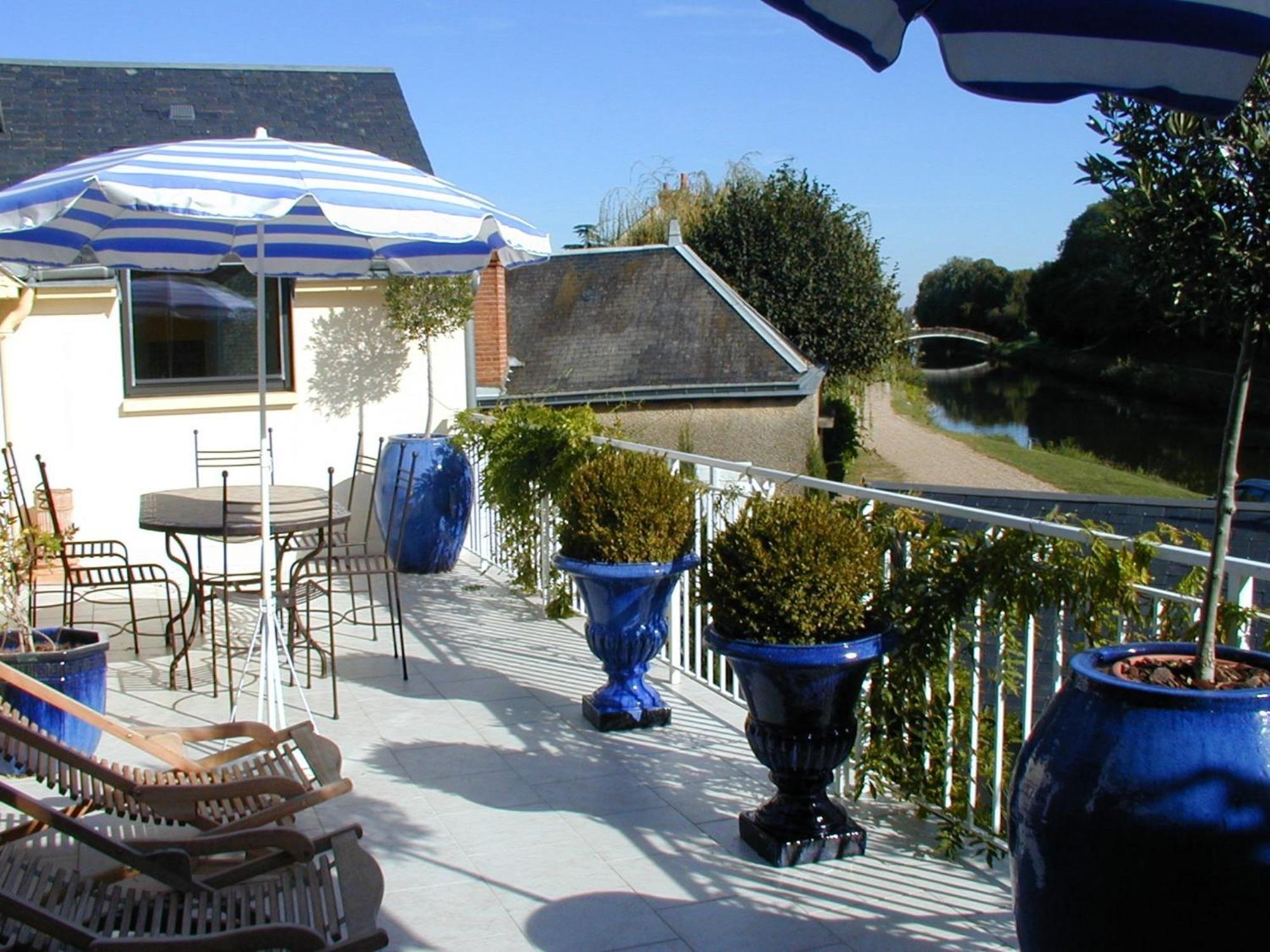 Residence Hoteliere La Marine Combleux Buitenkant foto